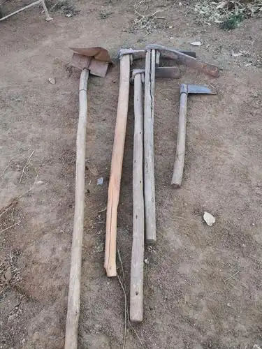 种地用的锹镐锄廉.