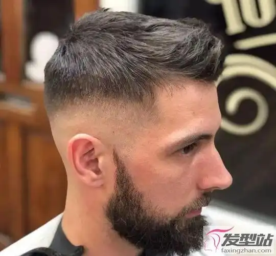 这款飞机头短发真的很适合洗头,大部分头发铲青,前面的头发往上梳理