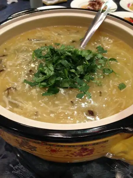 【香芫三丝鱼翅羹】香芫其实就是香菜啦,汤底勾芡还是蛮浓的,整体口感