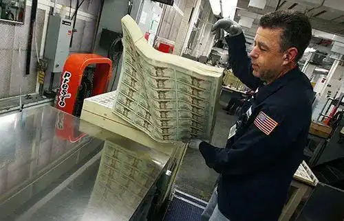 美国疯狂印钞谁来买单?全球粮价"飙升",无序印钞美元迎来危机