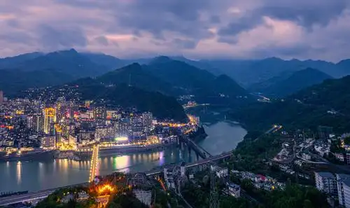 离开了北五省会馆,在张庆老师的带领下,快马加鞭赶往拍紫阳县城的夜景