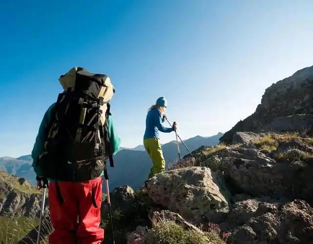 在山顶上徒步旅行的背包客