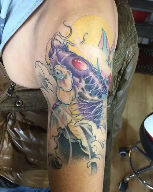 龙鱼纹身图片_手臂新传统纹身图案