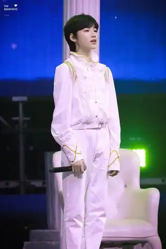 我喜欢的是宋亚轩拿起话筒,享受舞台的样子!