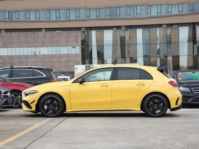 该车的前脸设计独具匠心,进气格栅采用了amg专属的多条水平镀铬饰条