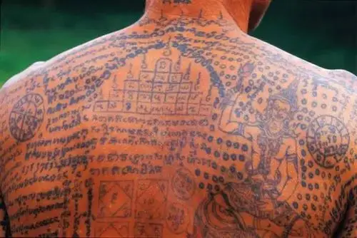 傣族认为纹身可以避邪防害,保肤护体,有医疗作用,同时可以作为装饰