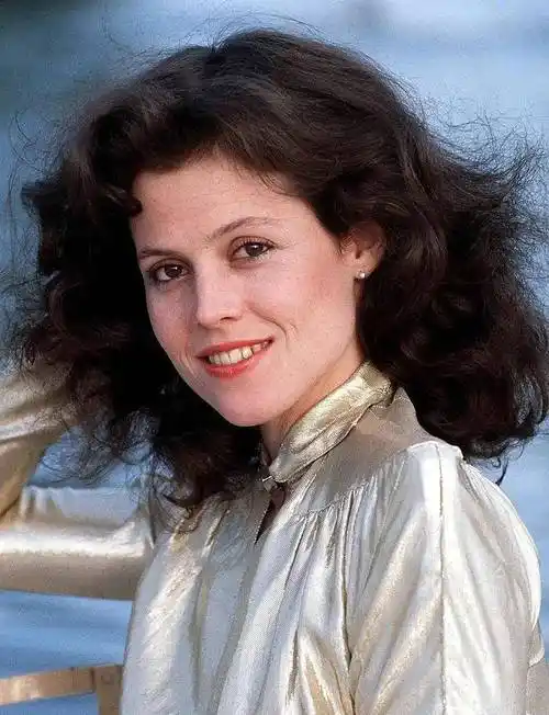 帅气的西格妮韦弗在《异形》中的演出,是詹姆斯卡梅隆的细心指导_人们