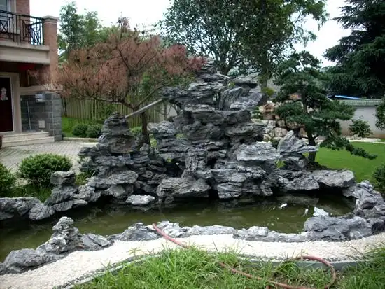 庭院英石假山水池庭院假山流水:庭院假山流水不仅是集喷泉,瀑布,水族
