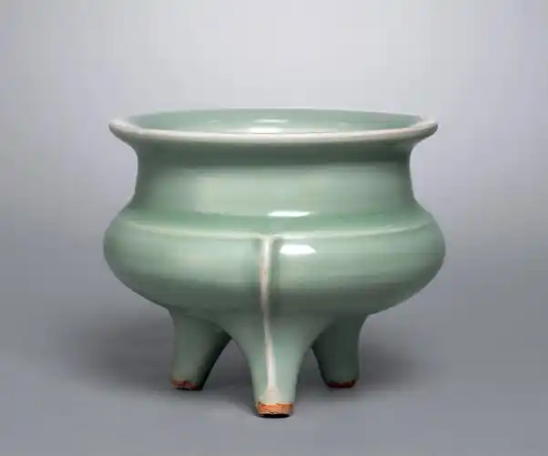 3333 南宋 龙泉窑青瓷鬲式香炉