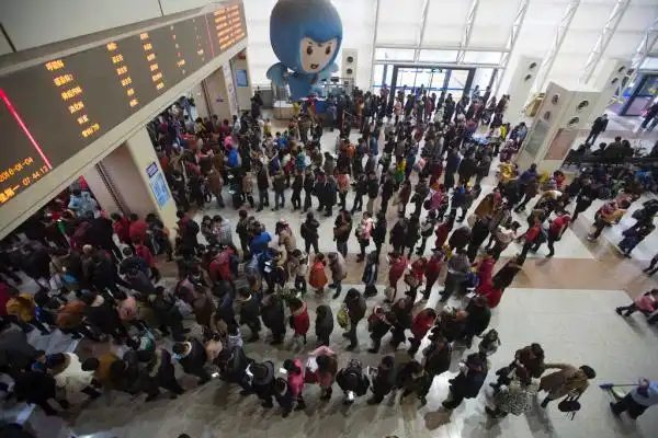 上海复旦大学附属儿科医院,门诊一楼挂号收费处,大量排队等候的人群.