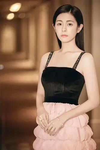 任容萱受邀出席颁奖典礼黑粉花瓣裙优雅吸睛