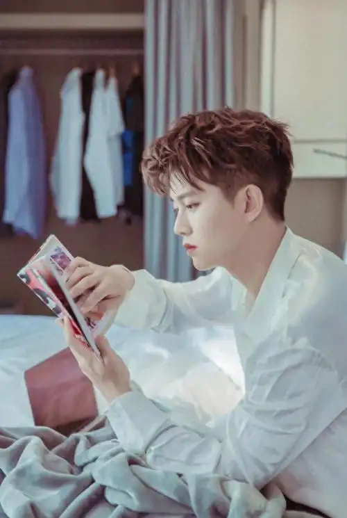 回顾任嘉伦从运动员到明星爆红时公布恋情今一家三口幸福美满