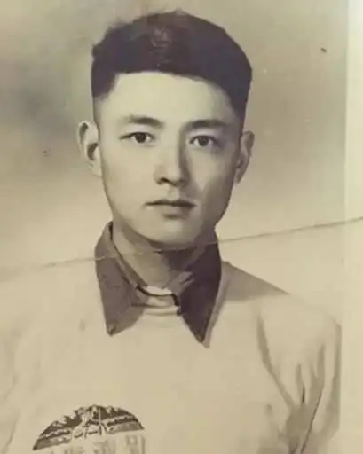 小伙翻出爷爷年轻时的照片, 帅了一脸, 秒杀现在的网红明星们!