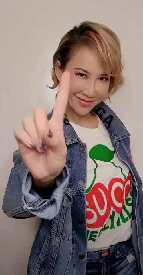 45岁李玟身材太"正",素颜却暴露真实状态,腋下的褶子上热搜