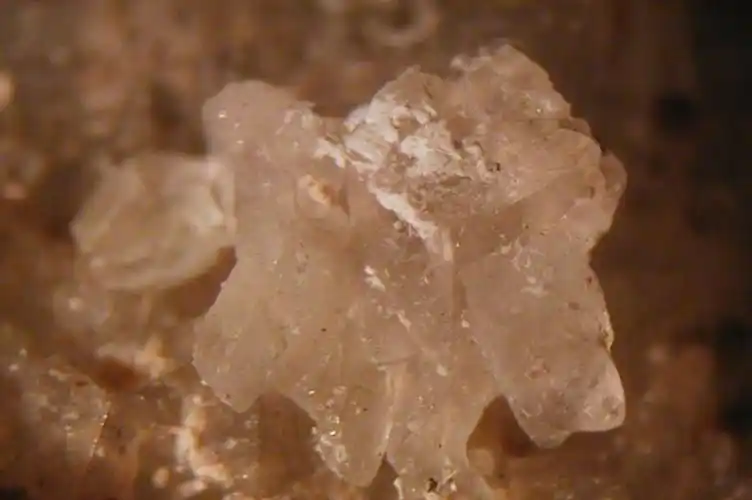 硝石当硝石溶解于水中的时候也会吸收大量的热度,把热度吸收走就会让