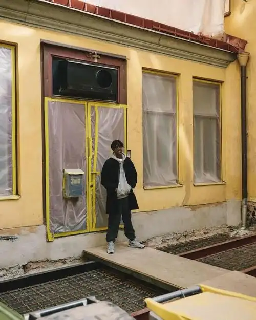 以new balance经典的998鞋型为蓝本,加上wtaps的灰色调色盘,上脚效果