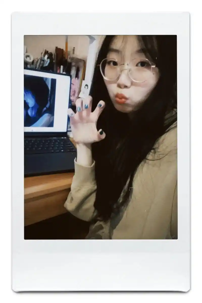 和女朋友分手很久了,在相册里翻到了她的照片.