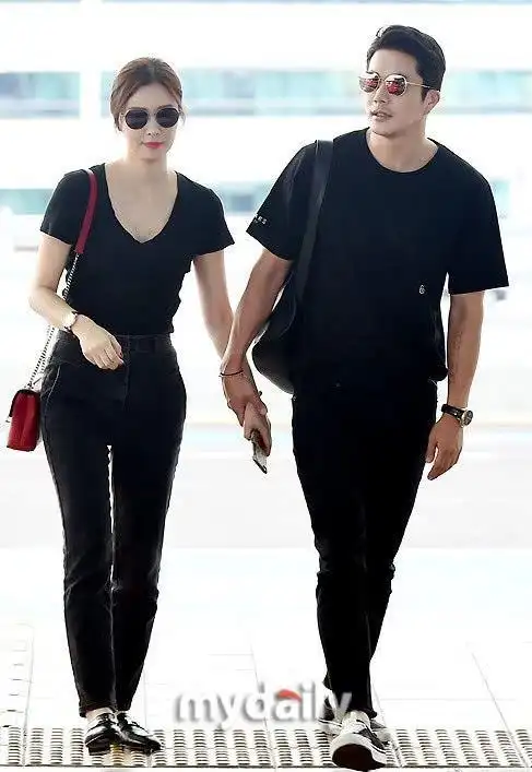 权相宇与孙泰英夫妇现机场秀恩爱!两人眉目传情,越来越有夫妻相