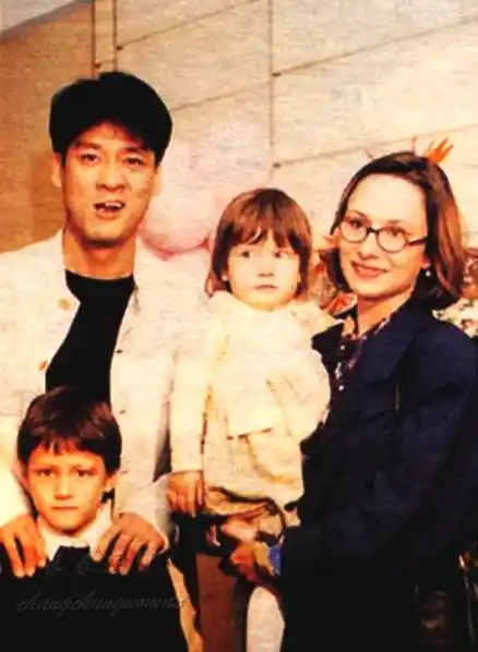 原创美貌不再也挡不住周华健爱美国妻子35年90后儿子却看着比爹大