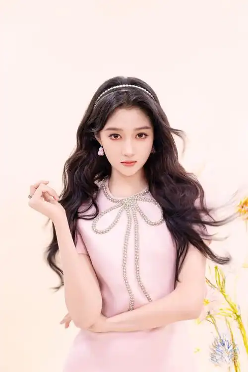 关晓彤千金粉裙##龙腾虎跃中国年味