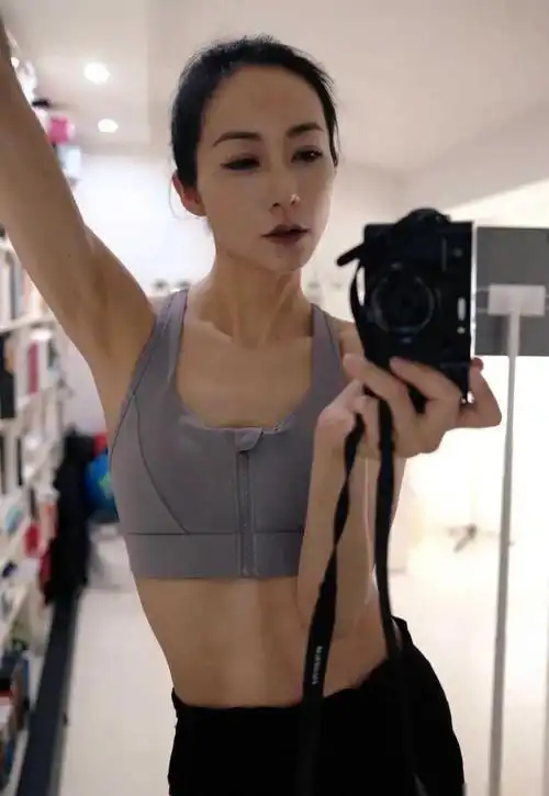 被网友评论扎心 破防下场回怼|美颜|娱乐圈|马甲线|独特魅力_网易订阅