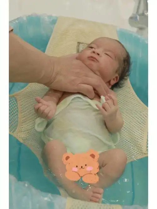 不知不觉就满月啦～今天带着小糖糕先去洗了澡澡,然后去做了满月体检