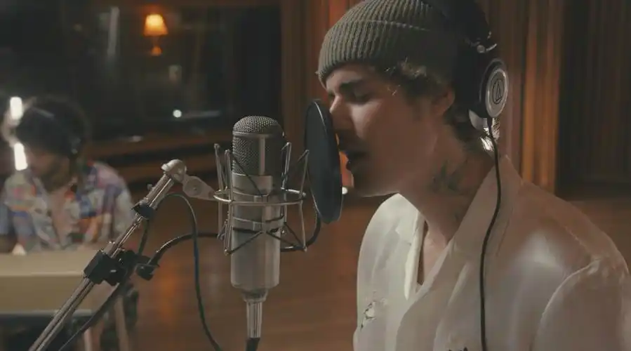 抒情新单lonely现场版mv大首播!比伯深情献唱的样纸太迷人了!