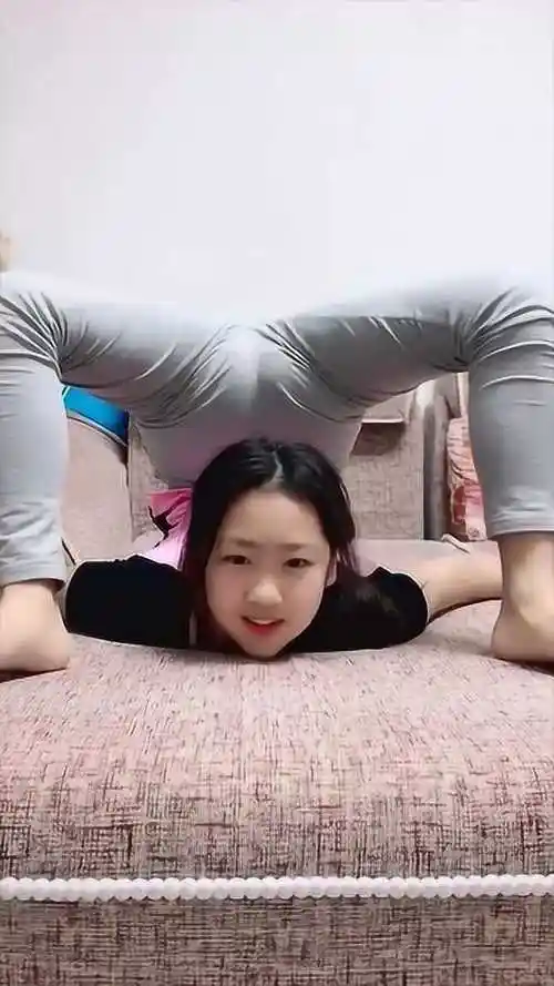 高难度柔术三折表演,前途无量的小姑娘!_腾讯视频
