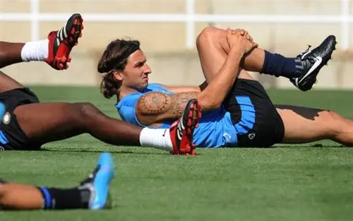 图文国际米兰训练备战热身赛伊布拉伸运动若有所思