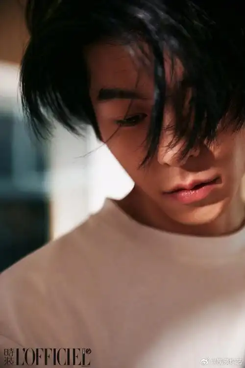 许光汉最新写真咽口水不是我的错这一组兼具少年感与成熟魅力