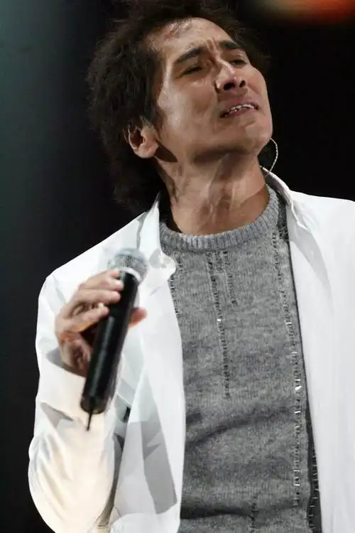 图文:齐秦北京个唱开锣--非常投入