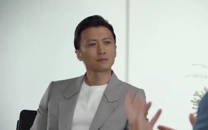 谢霆锋最新短片曝光,穿灰西装扎丸子头精致雅痞,全程说英文好苏