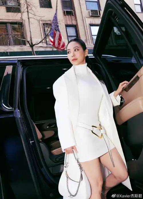 王霏霏马尾白色西装气场##王霏霏时装周看秀状态
