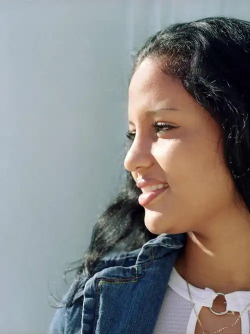 西方人,脸,头,脸颊,一个人,微笑,竖图,室外,特写,白天,留白,正面,侧面