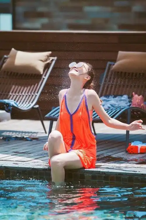 应采儿的身材非常的好,性感的她非常的迷人,她身穿一件橙色的泳衣,坐