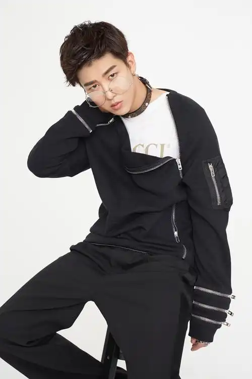 uniq周艺轩写真曝光 参加《中国有嘻哈》热议不断