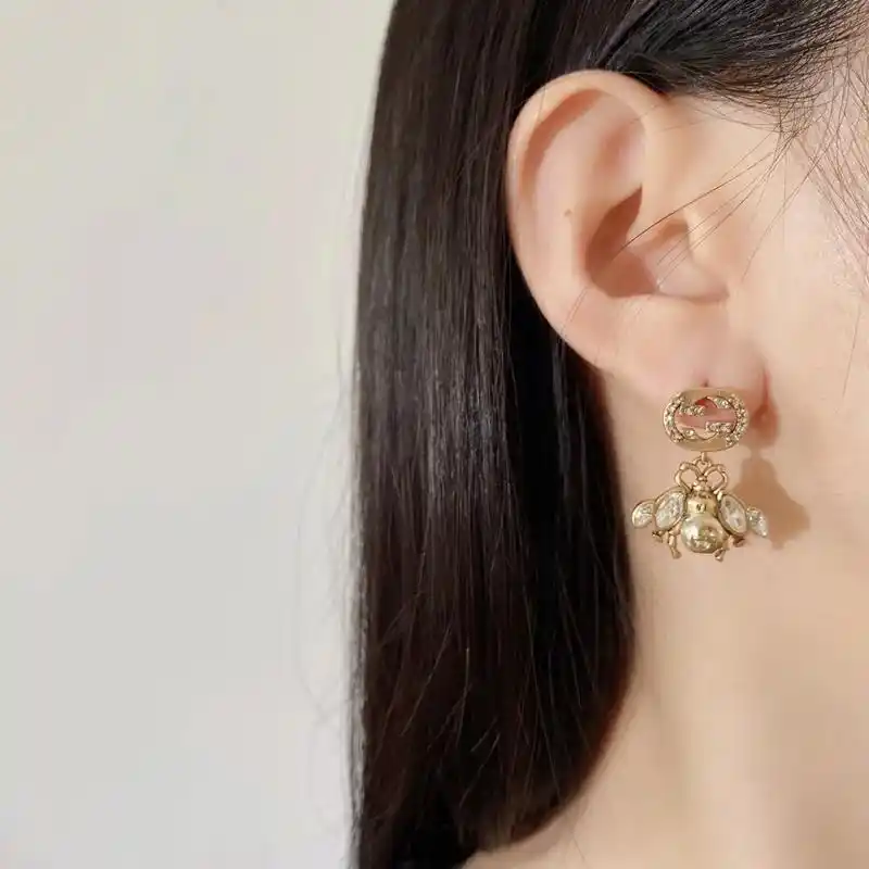 gucci古驰双g字母吊马眼闪钻蜜蜂耳钉.#欢迎光临我的生活 - 抖音