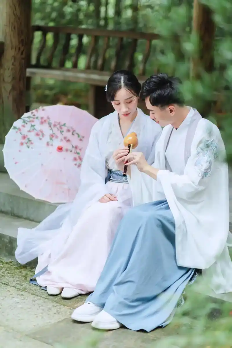 国风  #汉服  #婚纱照 2020年的婚纱照～唯美 - 抖音