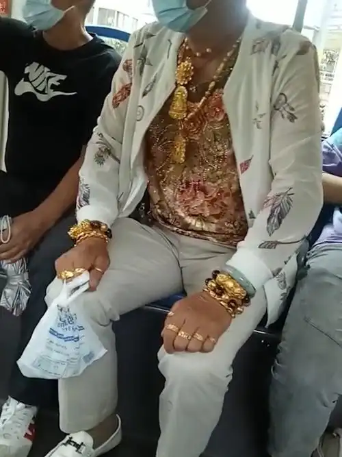 昆明土豪,穿金戴银_昆明攻略_土豪_生活记录_日常片段_随手拍