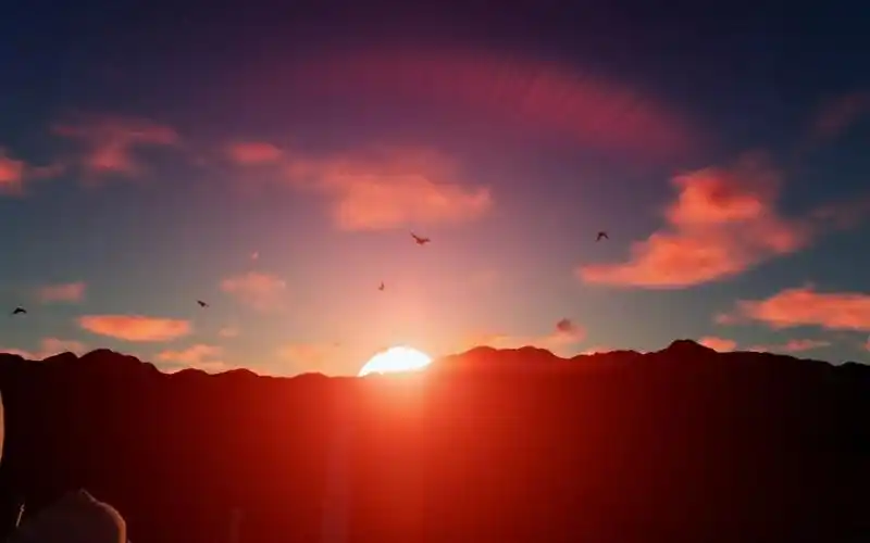 落日归山海,山海藏深意