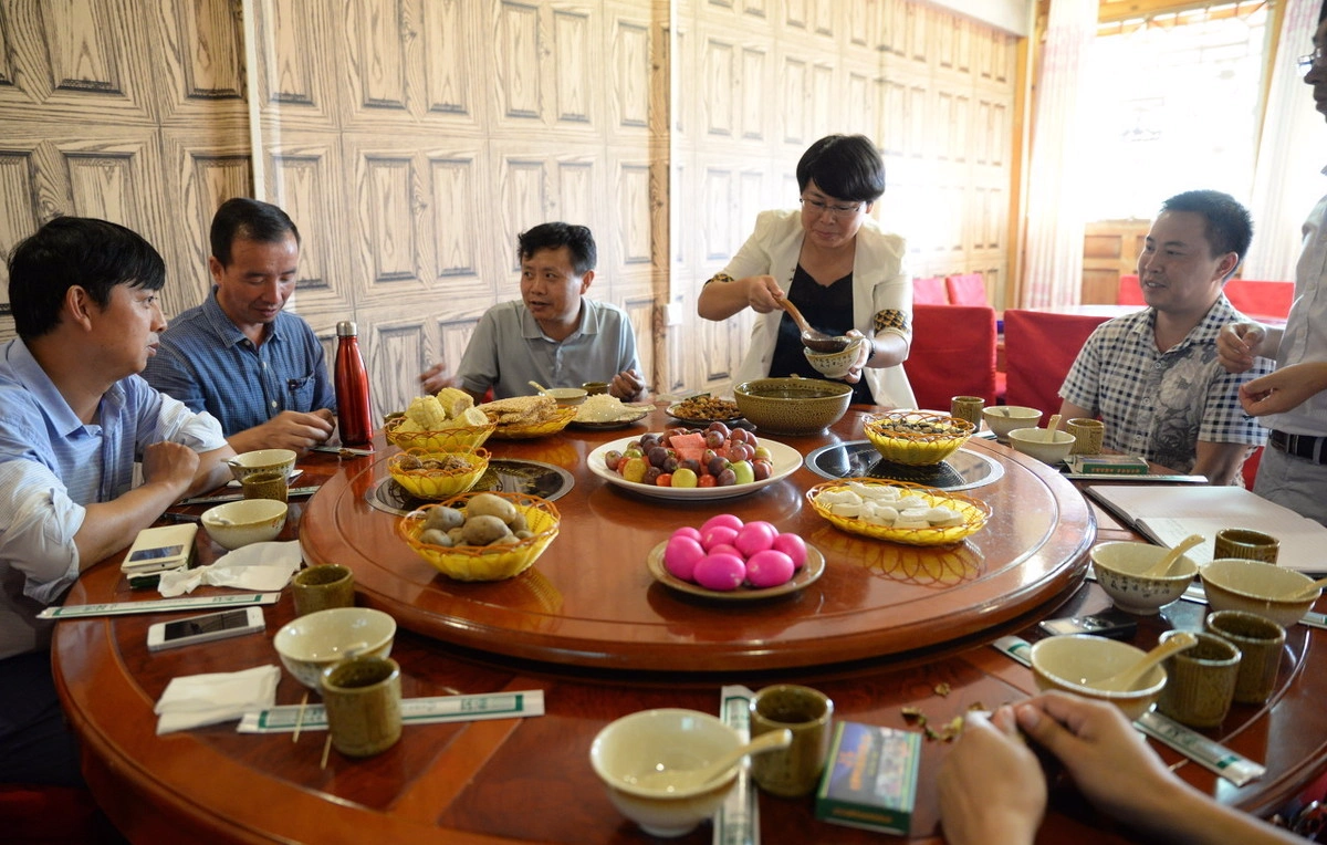 进入职场,再怎么不起眼的员工都有机会和领导一起吃饭喝酒.