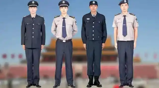 钦州一保安大叔穿警服抓