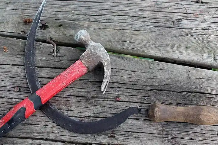 镰刀和锤子在旧的木纹理