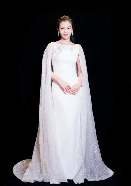 刘涛晚会斜露香肩现雪肤 白色长裙仙气飘飘