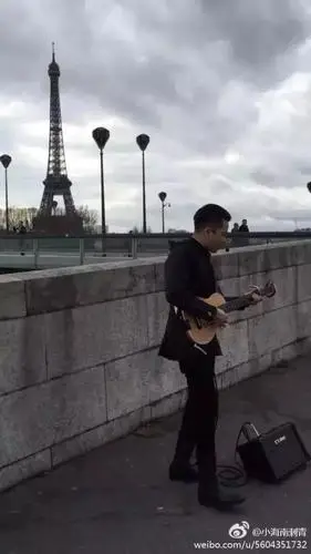 小海南出生在临高县城,父母是临高县木偶戏剧团的演员,从小不爱唱戏爱