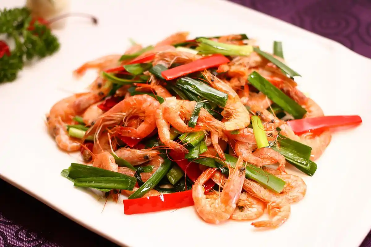 #乐享周末分享吧# 美食分享,韭菜炒河虾.锅中加入适量油,油热后放入辣