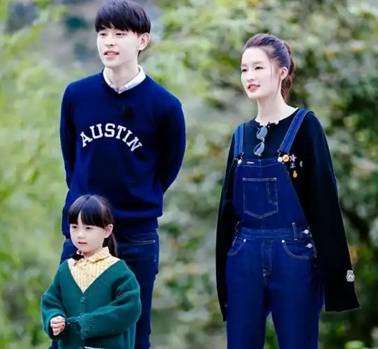 "2019年,李沁和邓伦被拍到一起进出同一家酒店,两人的联系一直没有断