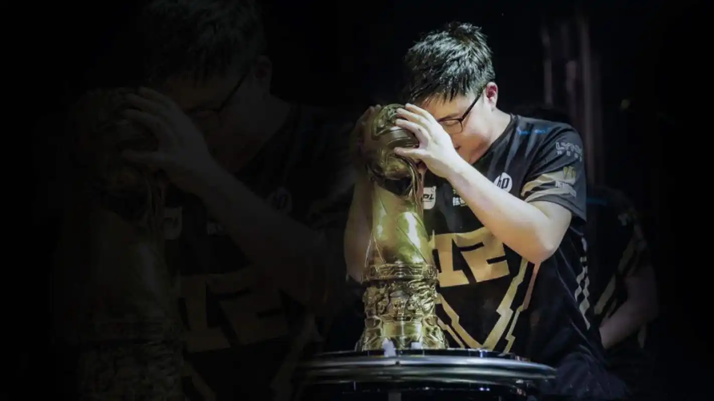 uzi宣布退役,传奇终将落幕,简自豪宣布归来