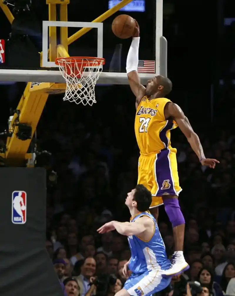 篮球壁纸 2008年科比布莱恩特翱翔天空! #824科比日 - 抖音