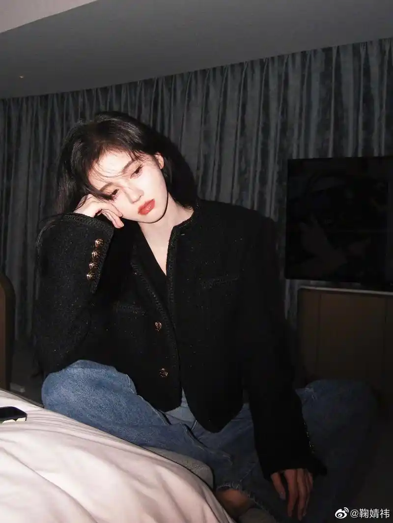 鞠婧祎居家胶片感写真曝光,氛围感这块拿捏得死死的